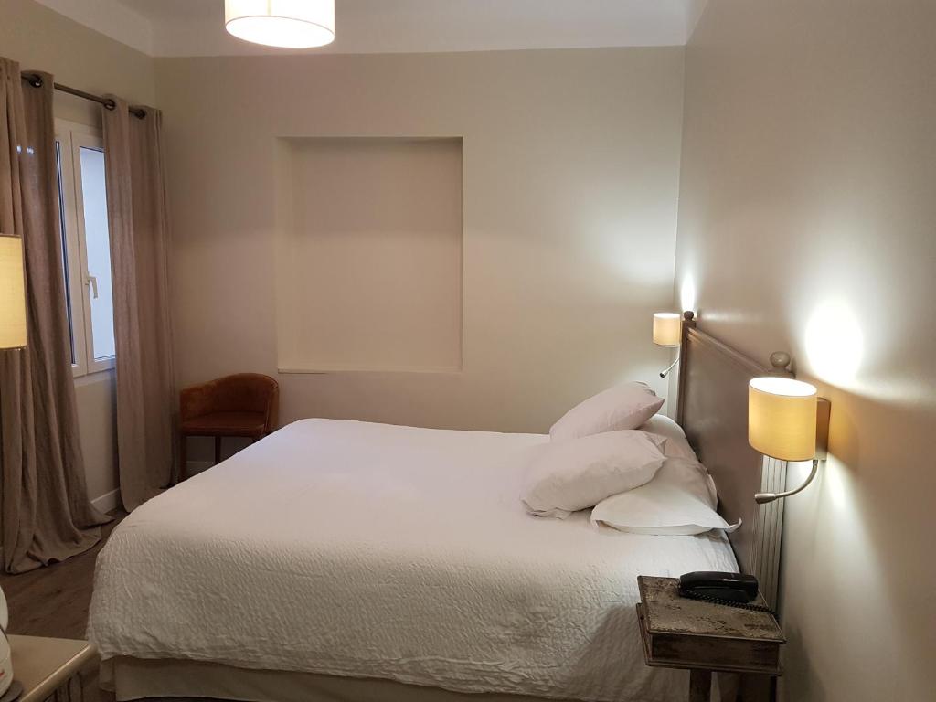 Postel nebo postele na pokoji v ubytování Hôtel Au Bon Coin