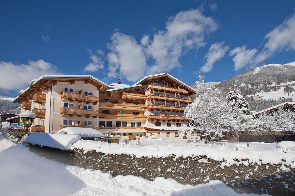 Nespecifikovaný výhled na hory nebo výhled na hory při pohledu z hotelu