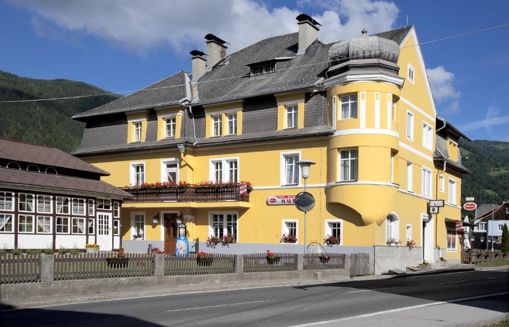 Nespecifikovaný výhled na hory nebo výhled na hory při pohledu z hotelu