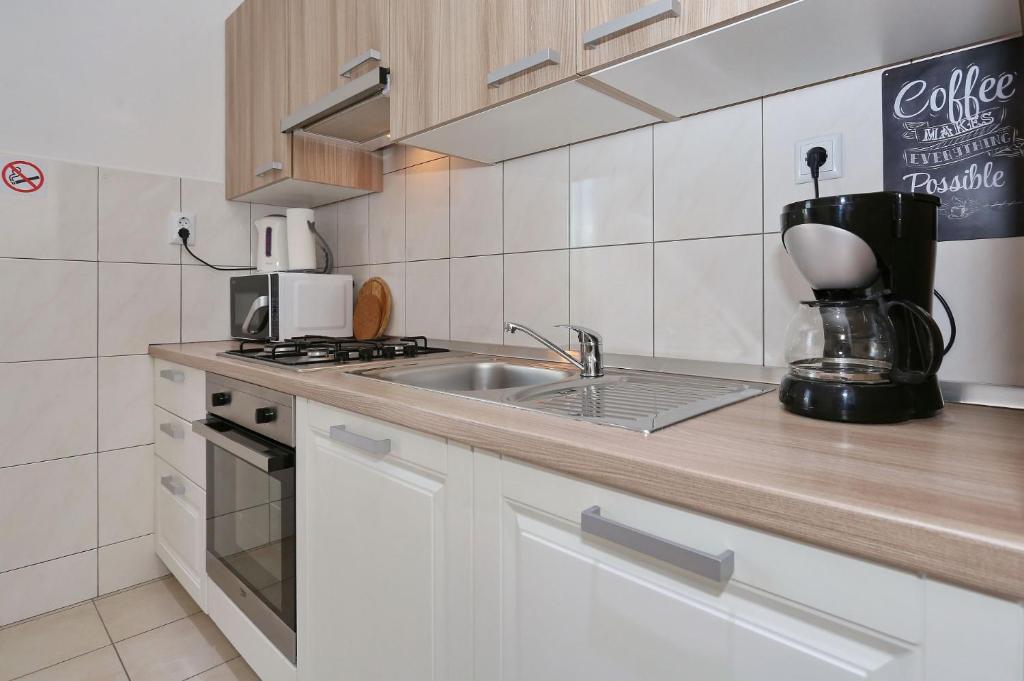 Kuchnia lub aneks kuchenny w obiekcie Apartmani Natali