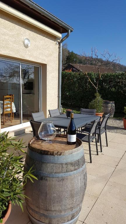 una botella de vino encima de un barril en Gite Chez Monique, en Baubigny