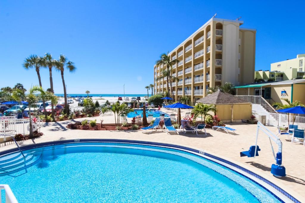 einen Pool im Resort mit Blick auf den Strand in der Unterkunft Coral Reef Resort, a VRI resort in St Pete Beach