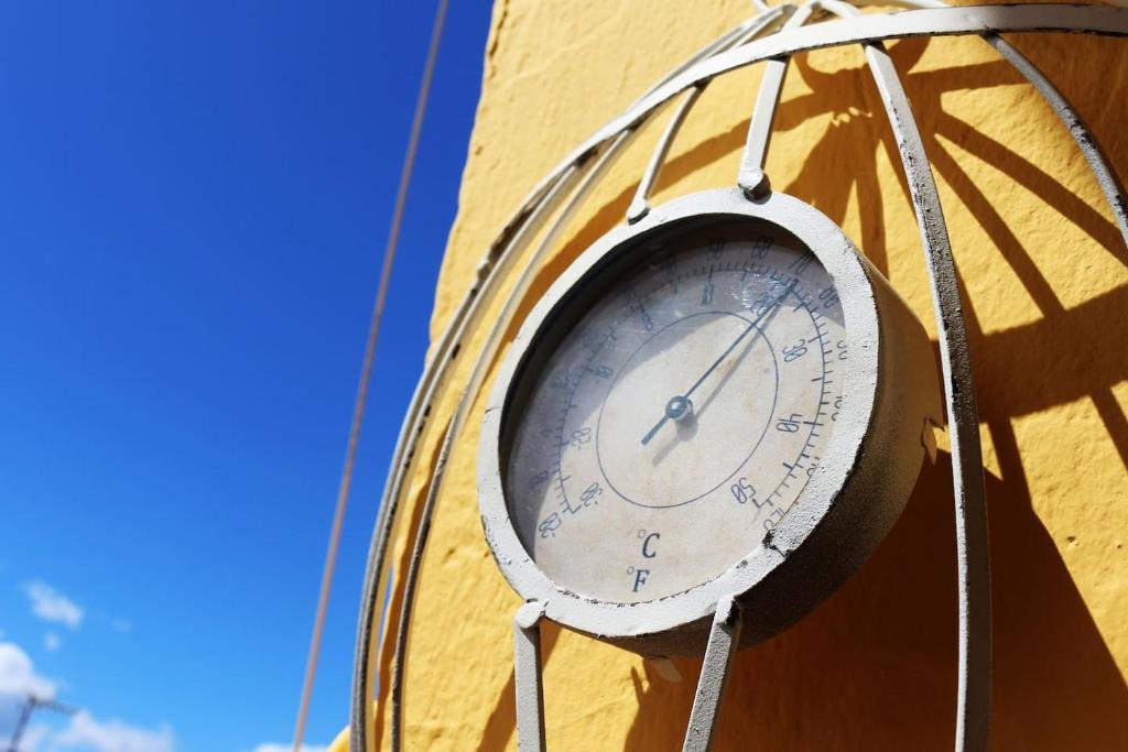 une horloge est fixée sur le côté du bâtiment dans l'établissement El refugio de Torrijos, à Malaga