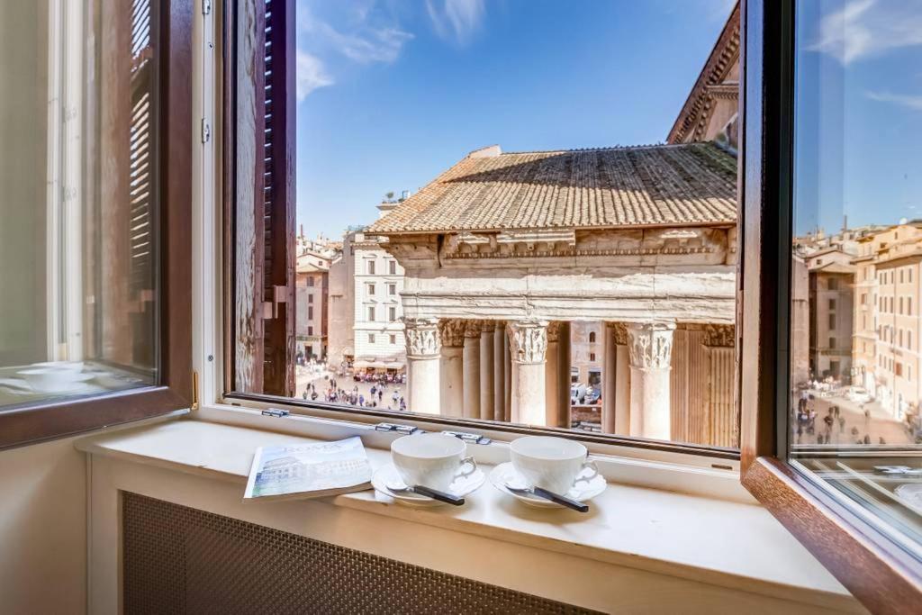 ローマにあるLuxurious loft facing the Pantheonのエッフェル塔を望む窓