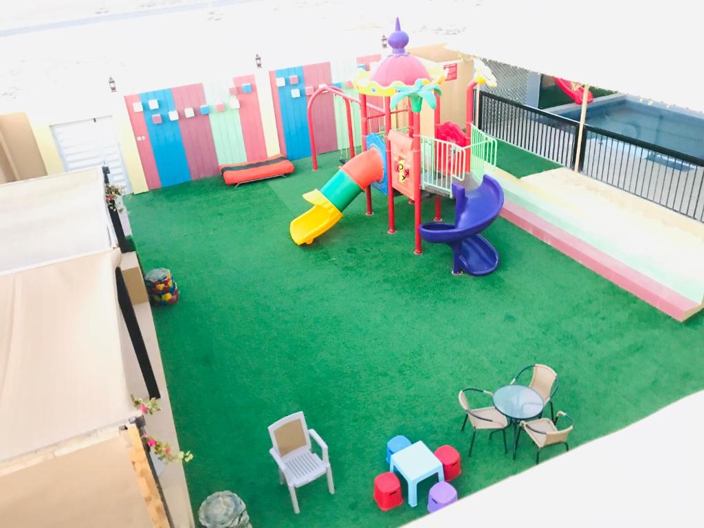 uma vista sobre uma sala de jogos com um parque infantil em Galaxy VIP em Salalah