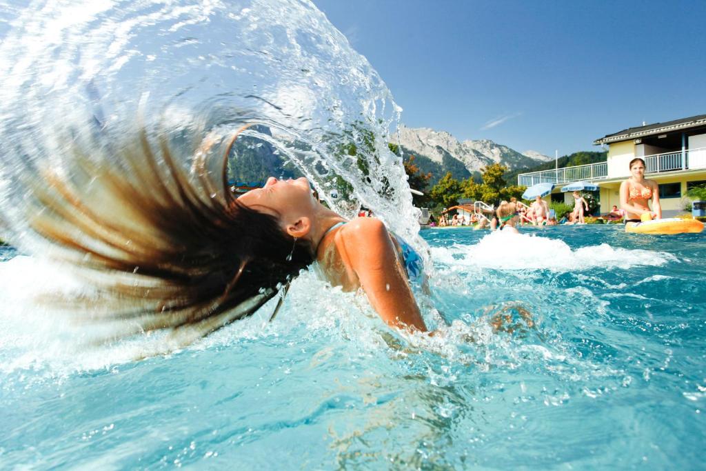 The swimming pool at or close to Gasthaus-Landhotel Traunstein