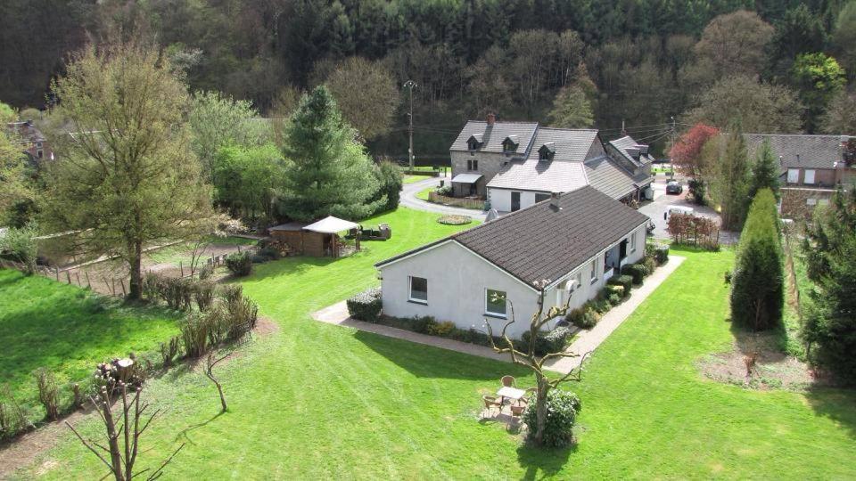 - une vue aérienne sur une maison avec une cour dans l'établissement Camping village SY, à Ferrières