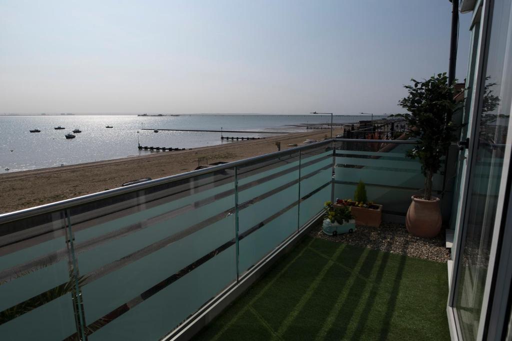 - Balcón con vistas a la playa desde un edificio en The Estuary View, en Thorpe Bay