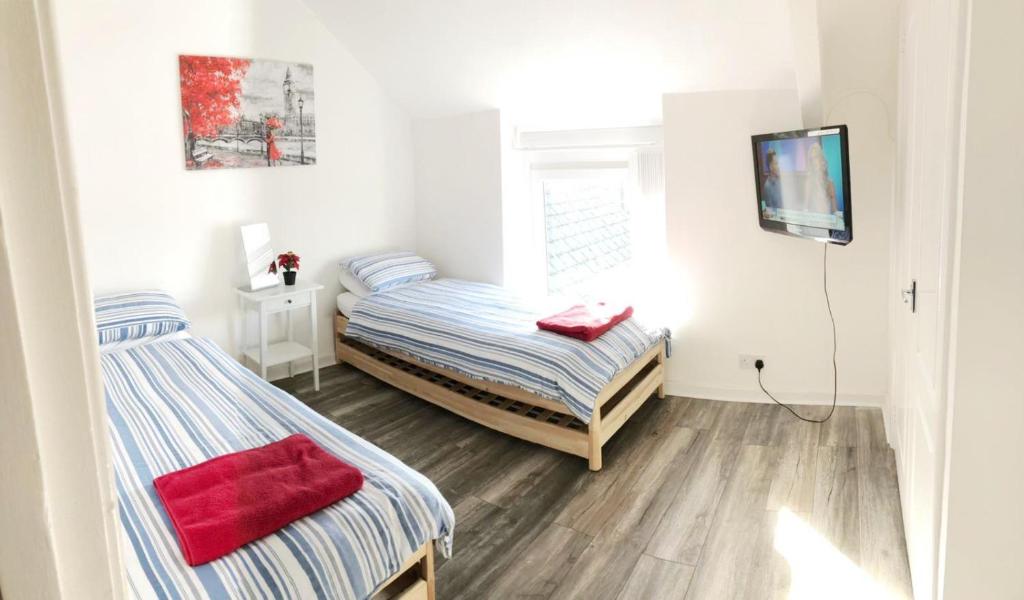 Gallery image of 3 Fitzhamon Embankment APARTMENTS opposite Principality Stadium - free parking nearby - LONG STAY OFFER - newly redecorated March 2024 in Cardiff