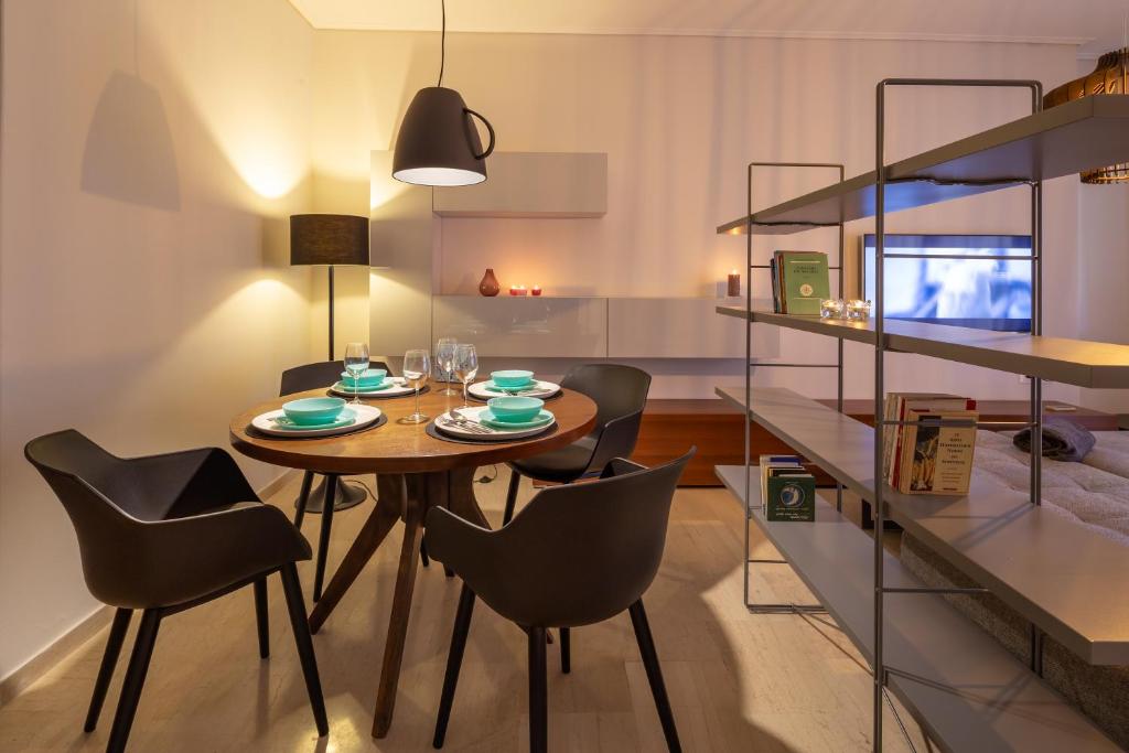 jadalnia ze stołem i krzesłami w obiekcie Kleio - Spacious apartment in Glyfada w Atenach