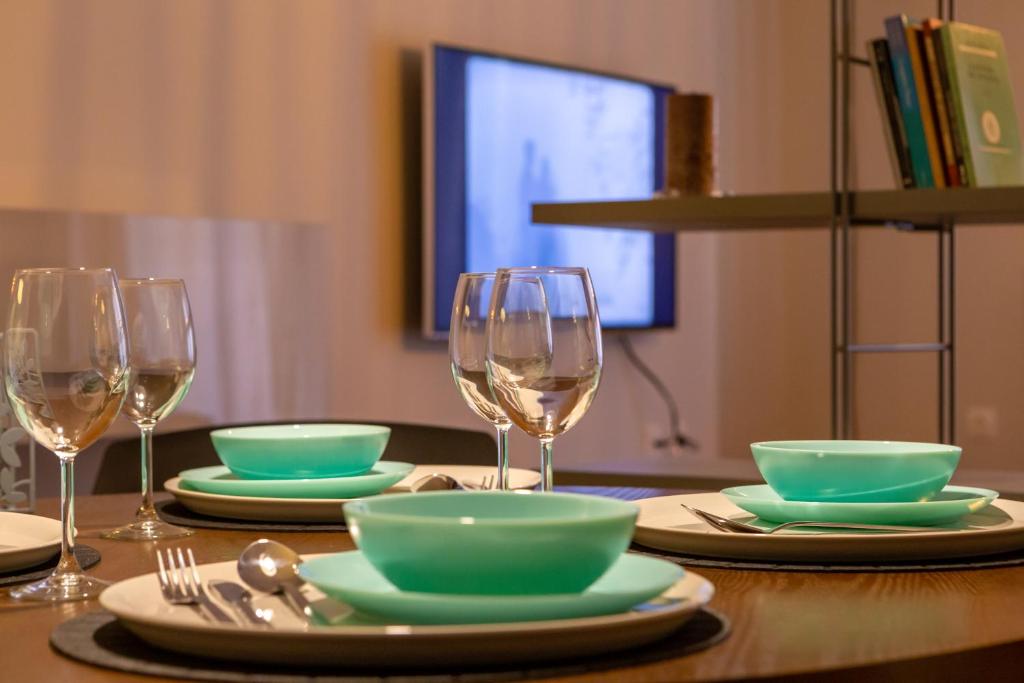 Telewizja i/lub zestaw kina domowego w obiekcie Kleio - Spacious apartment in Glyfada