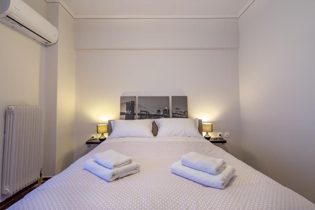 Łóżko lub łóżka w pokoju w obiekcie Kleio - Spacious apartment in Glyfada