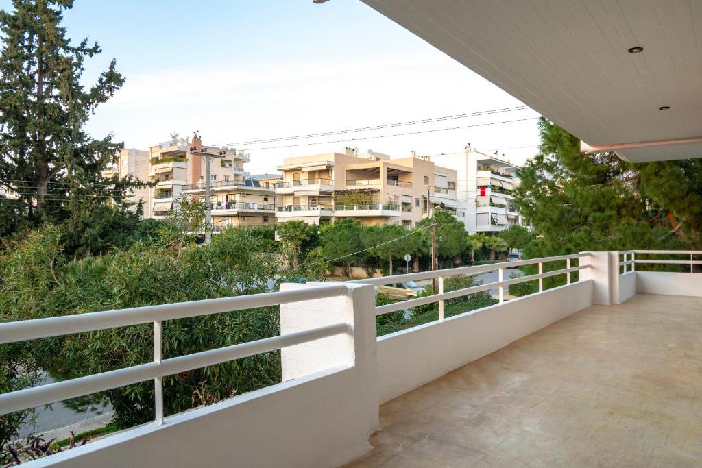 Balkon lub taras w obiekcie Kleio - Spacious apartment in Glyfada