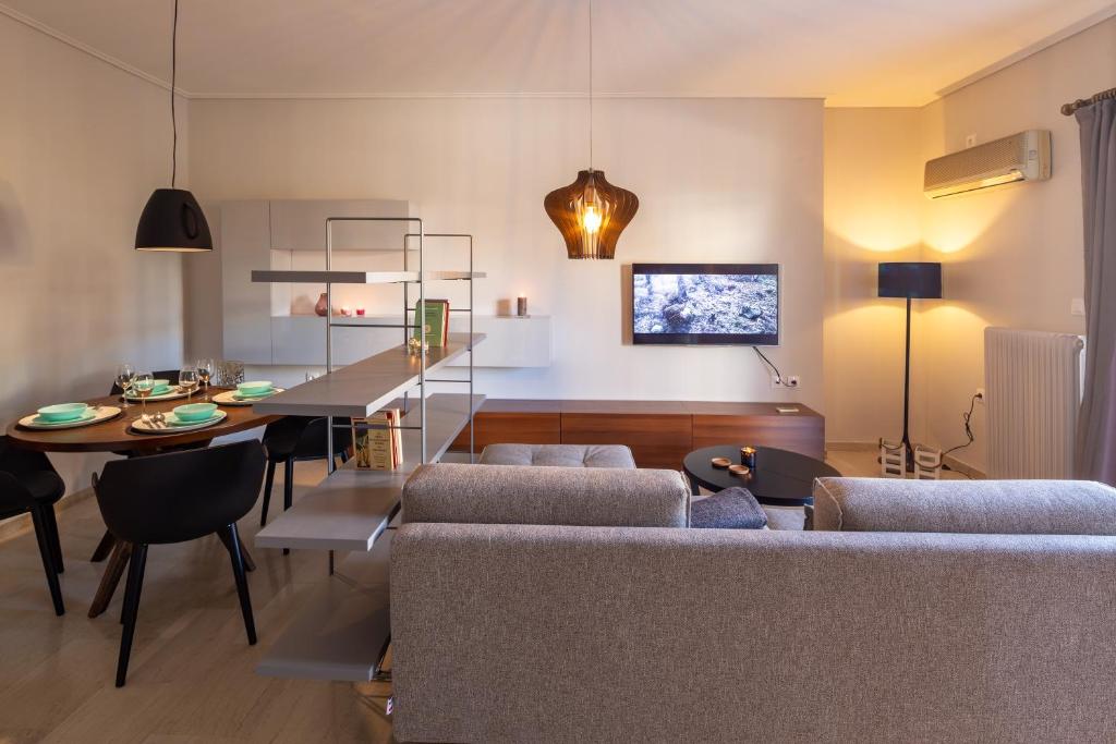 Telewizja i/lub zestaw kina domowego w obiekcie Kleio - Spacious apartment in Glyfada