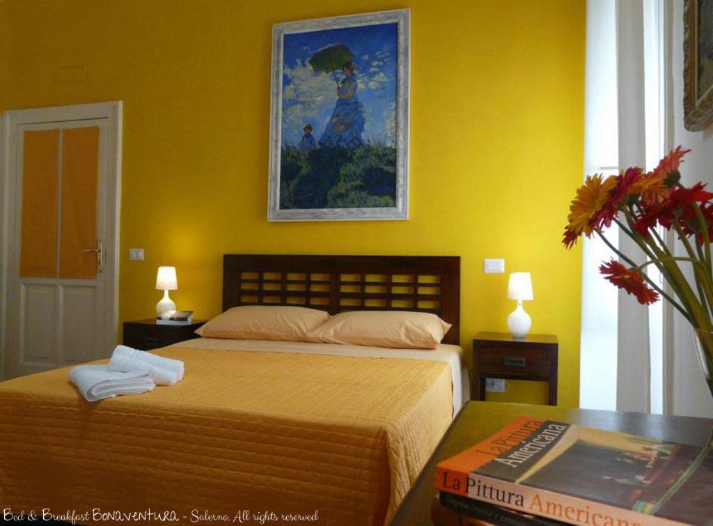 ein Schlafzimmer mit 2 Betten und einem Wandgemälde in der Unterkunft Bed & Breakfast Bonaventura in Salerno