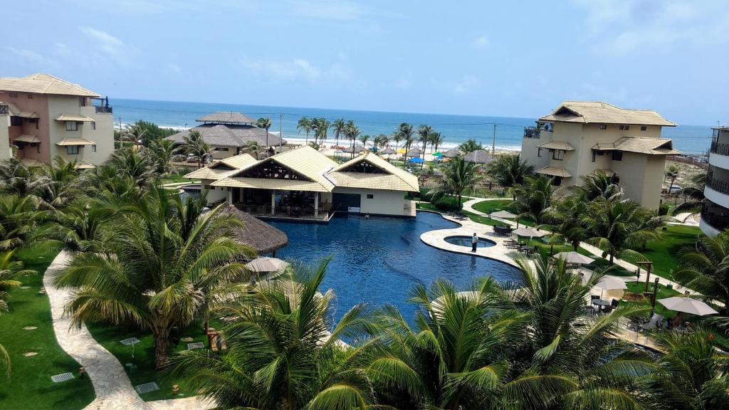 uma vista aérea de um resort com uma piscina em Beach Place Resort Bangalo 12 em Aquiraz