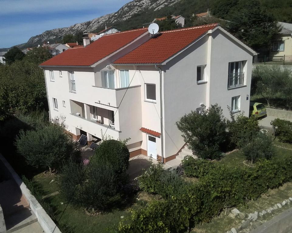 an aerial view of a white house with a red roof at Apartmani Srdoč in Baška