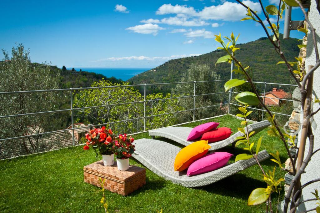 a hammock on the grass with a view of the ocean at Il Giardino di Fe in Sori