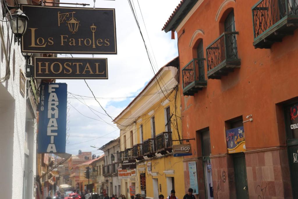 una calle con edificios y una señal para un hospital en Los Faroles Hostal, en Potosí