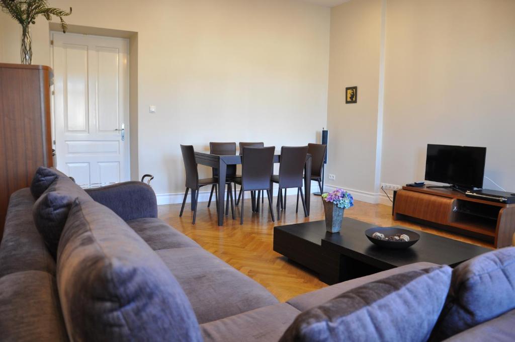 Posedenie v ubytovaní Tresor Barska Apartments