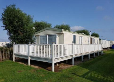 uma casa com uma cerca branca num quintal em TP52 em Skegness