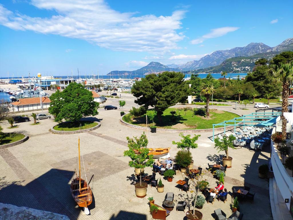 an overhead view of a park with trees and chairs at Apartman La Siesta in Bar