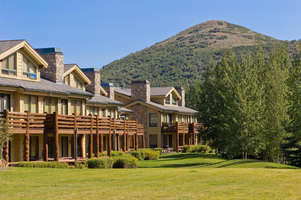 ein großes Haus mit einem Berg im Hintergrund in der Unterkunft Deer Valley's Signature Collection in Park City