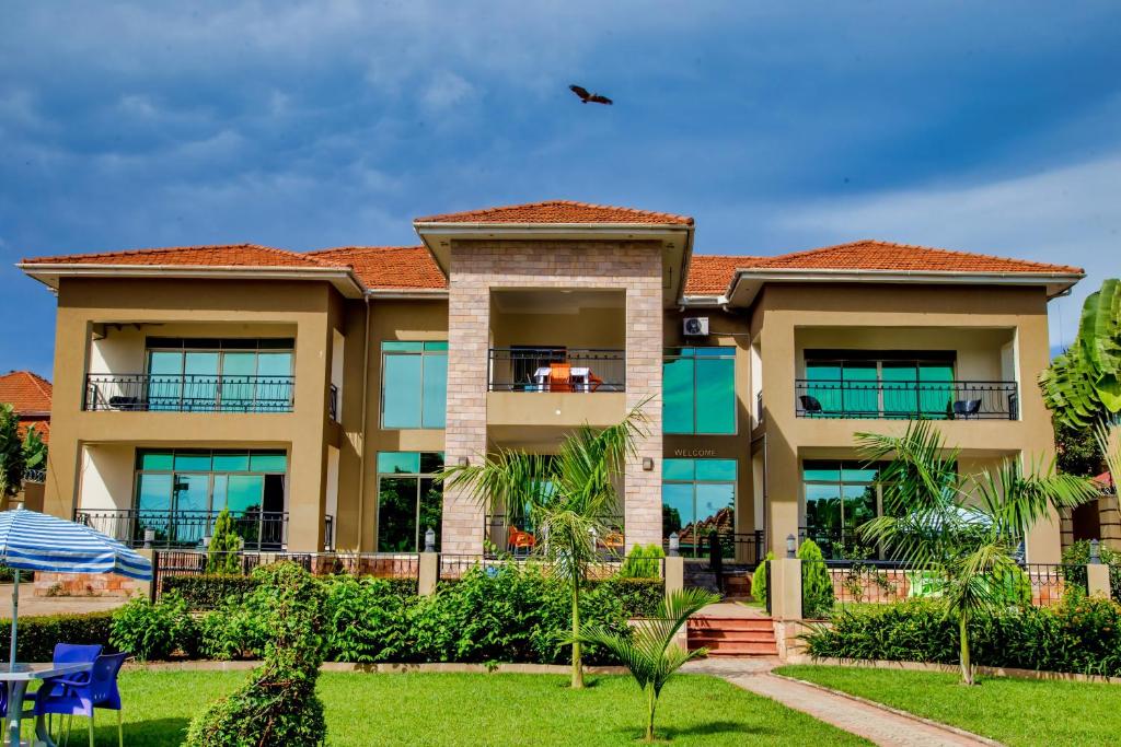 aominium gebouw met een vogel die er overheen vliegt bij Lakepoint Villa in Entebbe