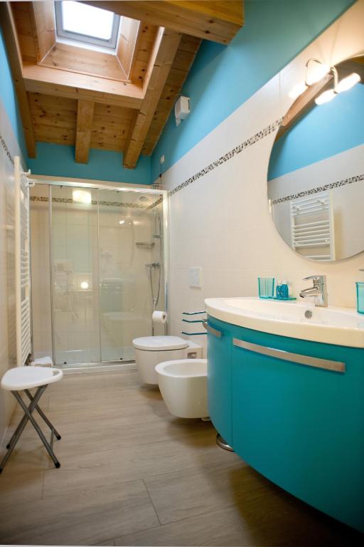 łazienka z toaletą, umywalką i prysznicem w obiekcie B&B La Casa di Rosa w mieście Vago