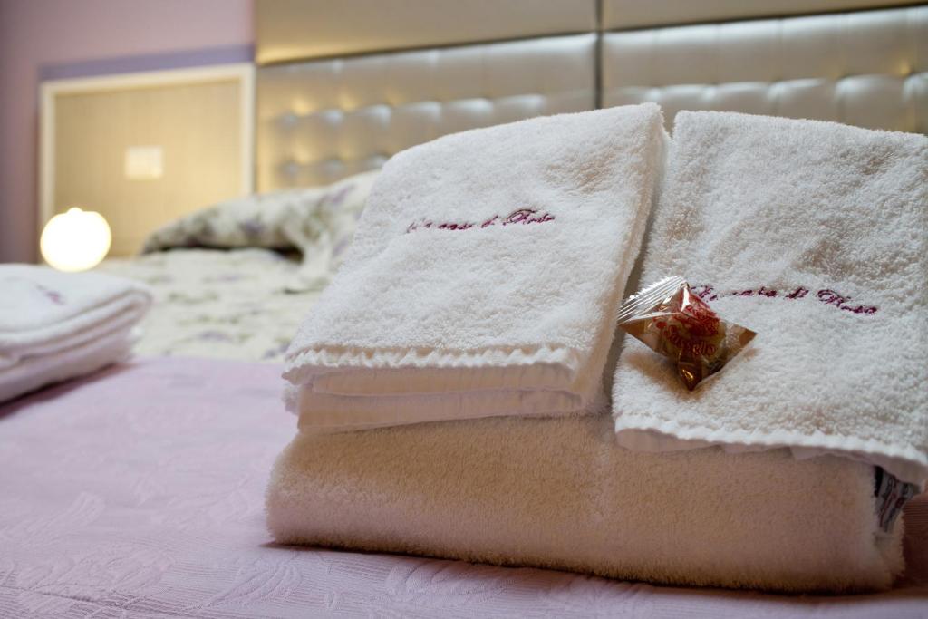 Łóżko lub łóżka w pokoju w obiekcie B&B La Casa di Rosa