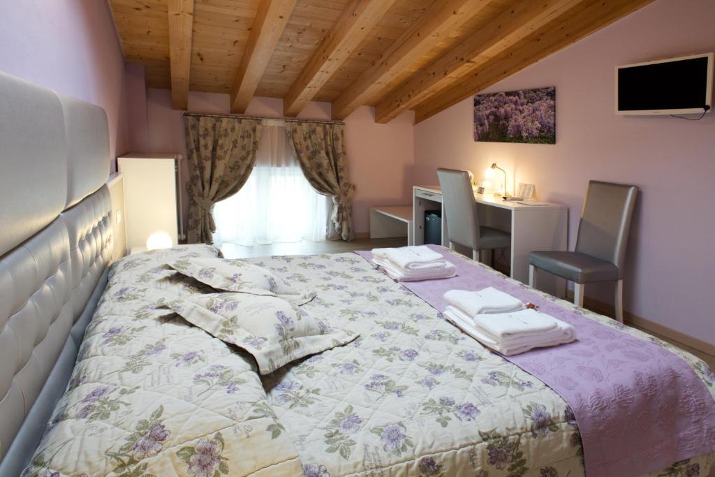 Łóżko lub łóżka w pokoju w obiekcie B&B La Casa di Rosa