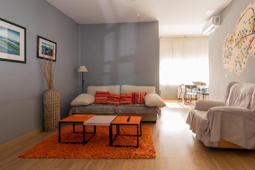 uma sala de estar com um sofá e uma mesa em Big Flat at center of Valencia. WIFI em Valência