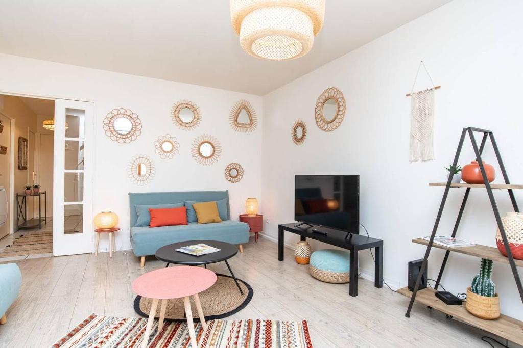 a living room with a blue couch and a fireplace at Appartement le Terracotta - Parking - Place du Capitole in Toulouse