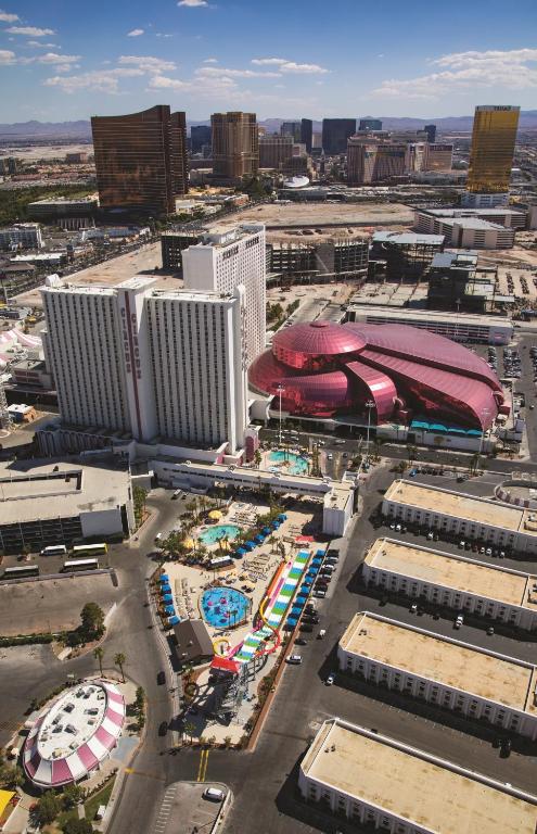 Nespecifikovaný výhled na destinaci Las Vegas nebo výhled na město při pohledu z rezortu