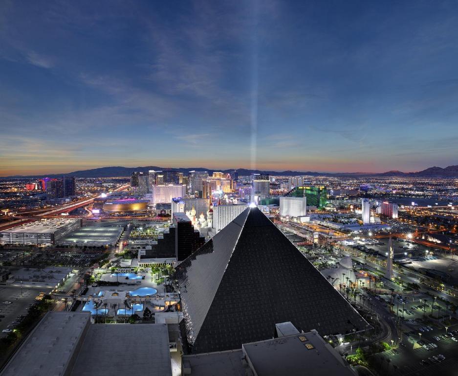 Nespecifikovaný výhled na destinaci Las Vegas nebo výhled na město při pohledu z rezortu