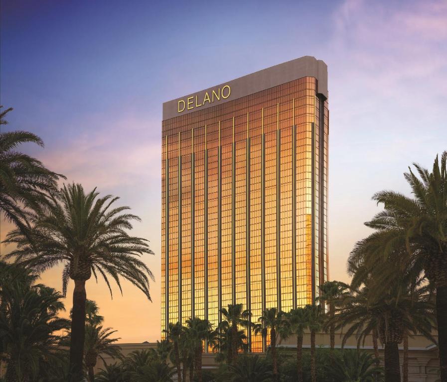 un edificio alto con un cartel encima en Delano Las Vegas at Mandalay Bay, en Las Vegas