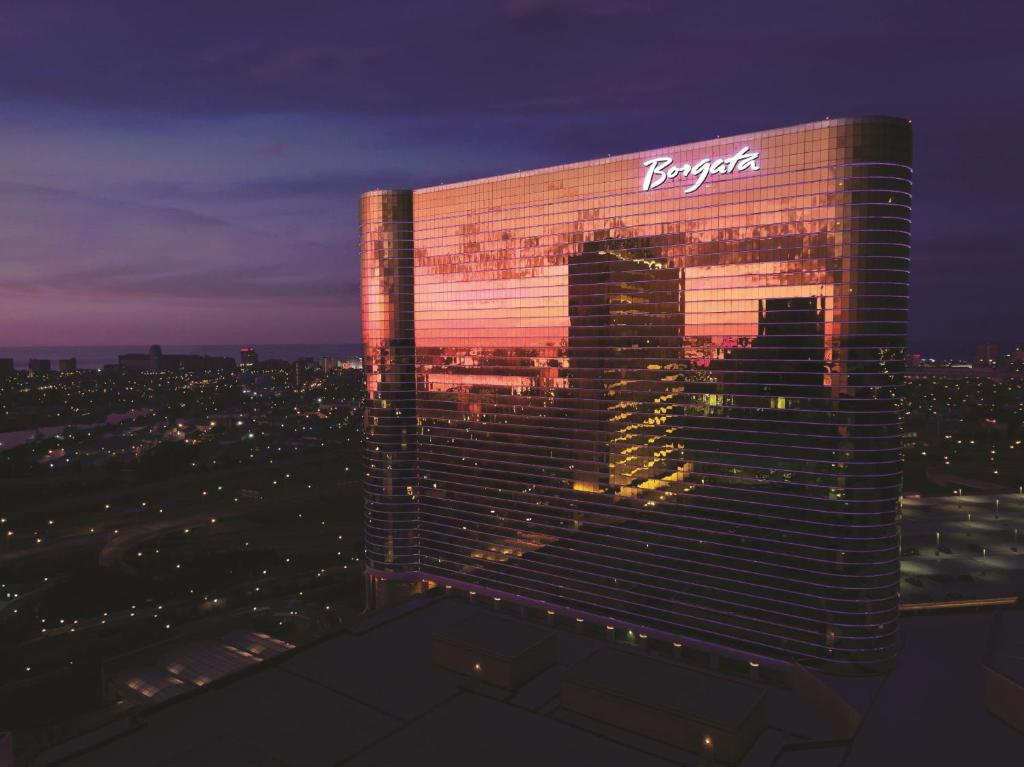 una rappresentazione di un edificio di Jp Morgan di notte di Borgata Hotel Casino & Spa ad Atlantic City