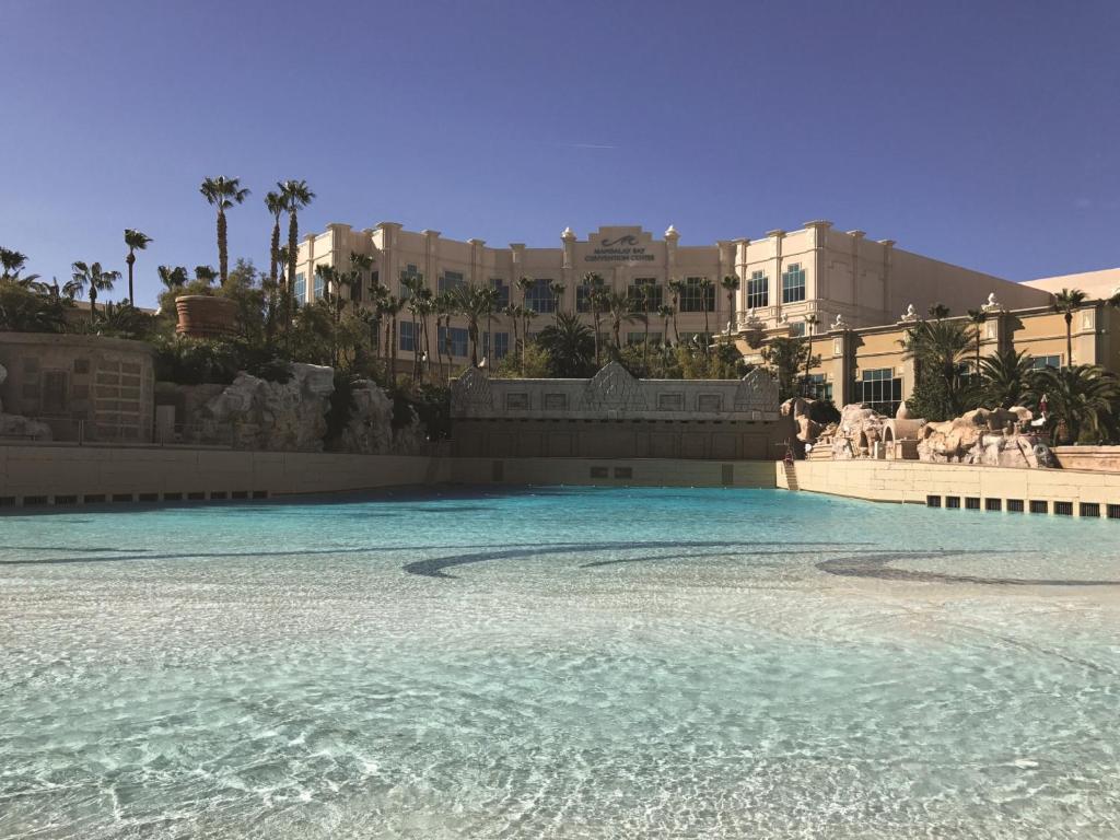 mandalay bay pool las vegas