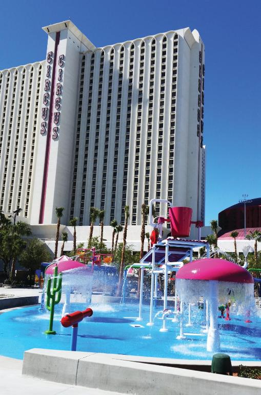 ein großes Hotel mit einem Wasserpark davor in der Unterkunft Circus Circus Hotel, Casino &amp; Theme Park in Las Vegas