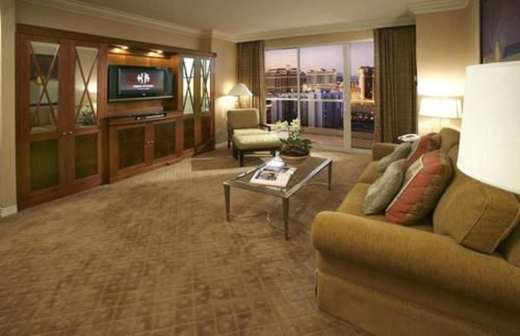 TV a/nebo společenská místnost v ubytování The Signature at MGM Grand - All Suites
