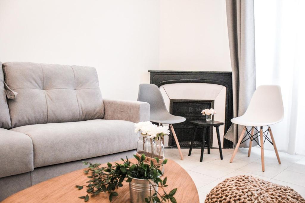 uma sala de estar com um sofá e uma mesa em Best quality price ! - Central - 350m Palais and Croisette em Cannes