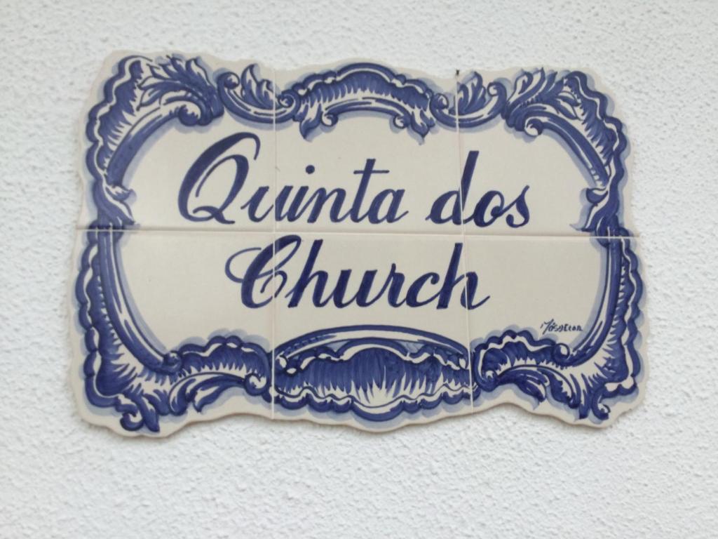 een blauw-wit bord met de tekst quilla doet de kerk bij Quinta dos Church in Ancião