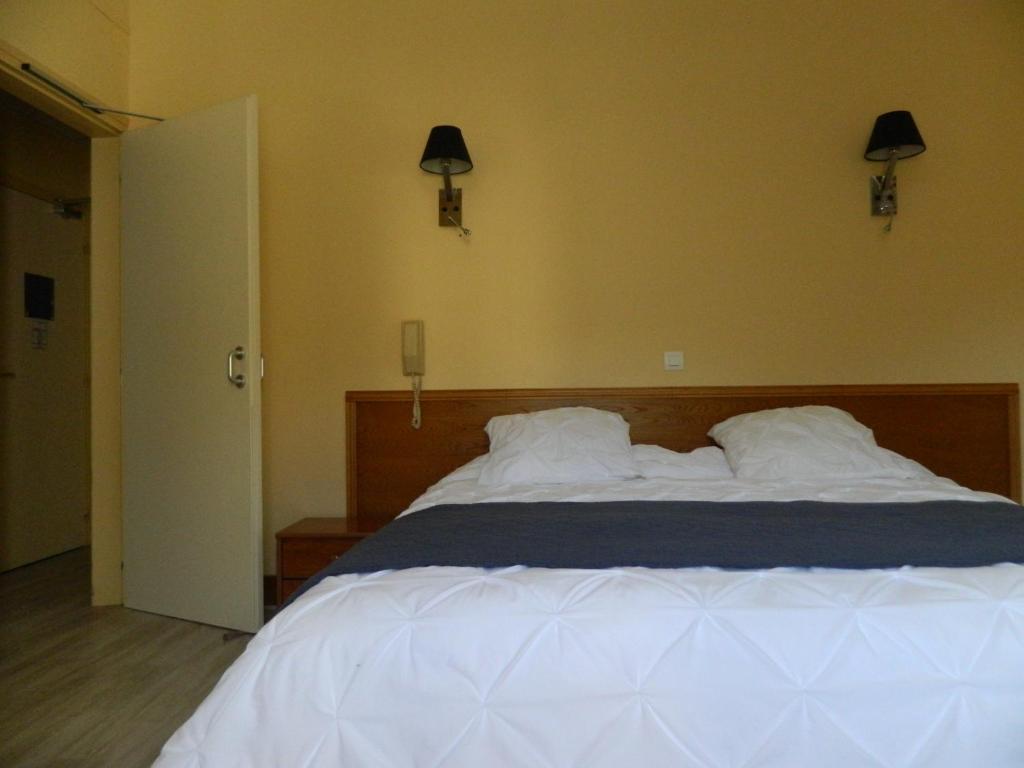 Postel nebo postele na pokoji v ubytování Hôtel La Caravelle