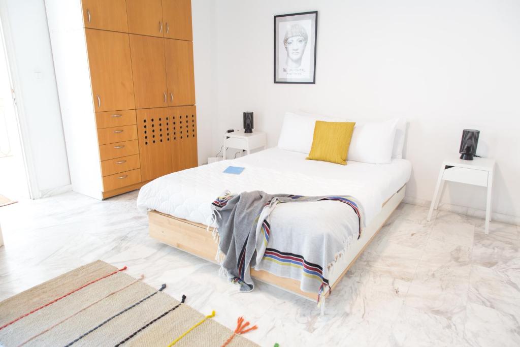 sypialnia z łóżkiem w białym pokoju w obiekcie Concierge Downtown w Atenach