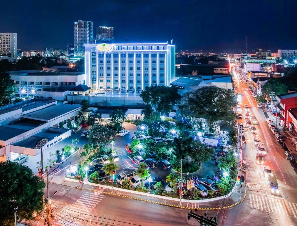 The Apo View Hotel في مدينة دافاو: مبنى كبير به أضواء في مدينة في الليل