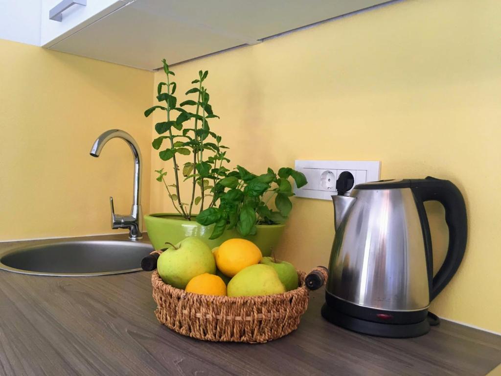 Príslušenstvo na prípravu kávy alebo čaju v ubytovaní Studio apartment 365