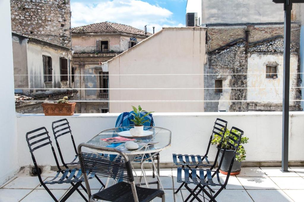 patio con mesa y sillas en el balcón en Concierge Monastiraki en Atenas