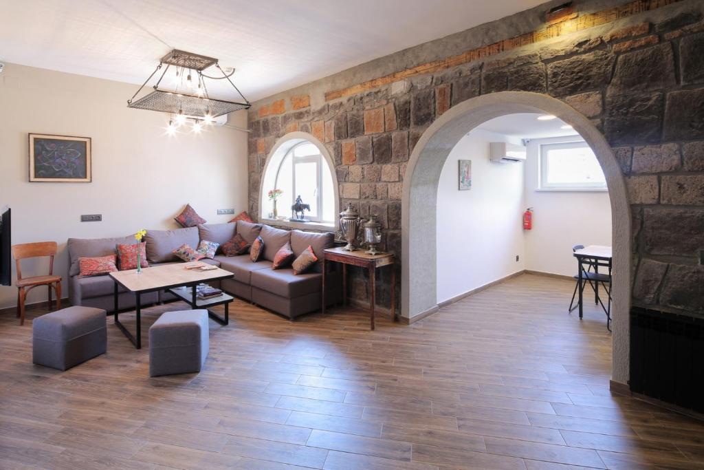 ein Wohnzimmer mit einem Sofa und einem Tisch in der Unterkunft Highland Hostel in Yerevan