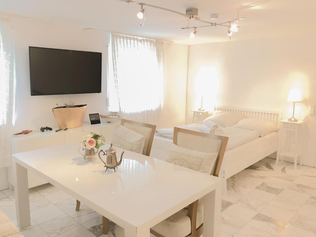 ein Wohnzimmer mit einem weißen Tisch und einem Sofa in der Unterkunft F10 APARTMENTS Roth in Pfaffenhofen an der Roth