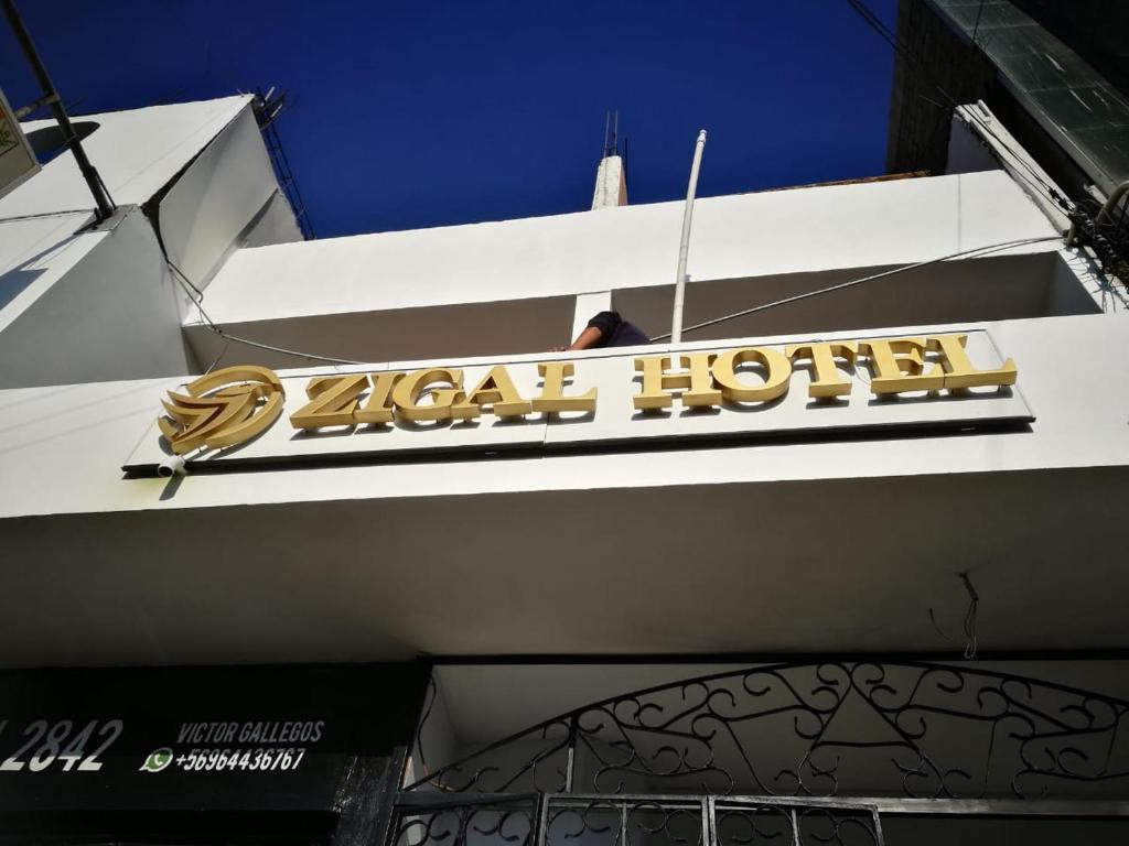 znak na boku domu zaza w obiekcie Zigal hotel w mieście Antofagasta